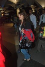 Madhuri Dixit snapped with kids and husband at the airport in Mumbai on 1st Jan 2012 (3).JPG